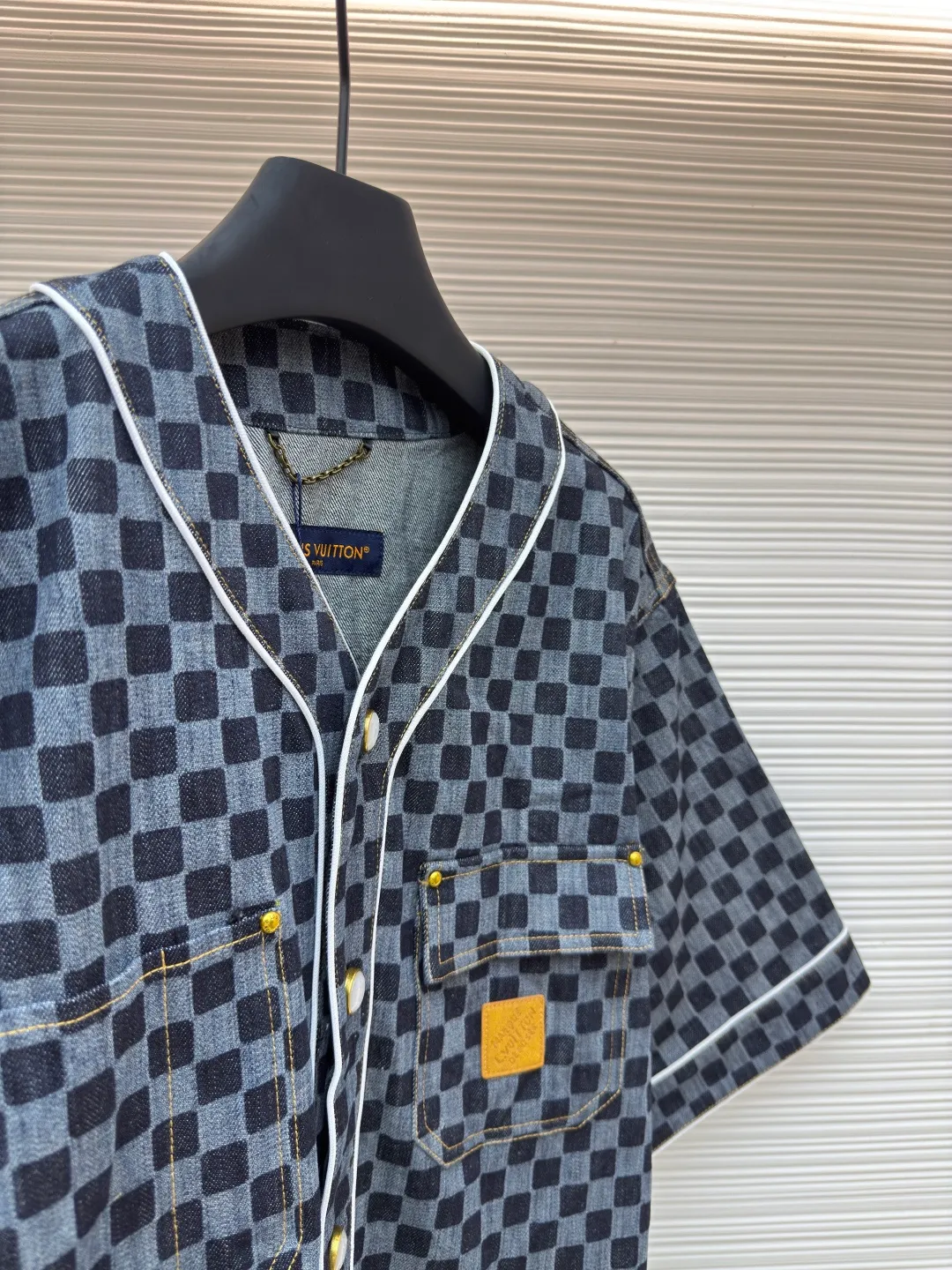 LOUIS VUITTON Pocket logo plaid short sleeves ●Authentic product: Purchased and developed by 14755 ●Item number: 1680137-B35 ●Material: denim fabric ●Technology: jacquard production ●Version: fitted version ●Weight: about 675 grams ●Size: S-M-L-XL ●Description: Made of 100% cotton fabric, bringing a soft and skin-friendly wearing experience, with full-length Miniature carefully printed on the surface of the fabric The Der pattern highlights the classic elements of the brand. The designer cleverly uses contrasting edge technology and pearlescent buttons on the front to add exquisite details to the overall look. The chest pocket is topstitched and decorated with rivets, which is both practical and design-rich. Every detail of the shirt has been carefully considered, from the selection of buttons to the processing of stitching, all reflecting consistent exquisite craftsmanship! This shirt perfectly blends leisure and elegance, bringing a unique fashion style to the wearer whether it is a daily match or a casual occasion. The overall wiring is straight and delicate, the fabric is comfortable and soft, and the color is consistent without color difference. It can be matched with the same style to create a fashionable look and control various occasions. Customized accessories, complete with three standards, same style for men and women!